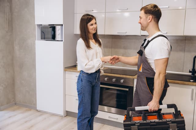 Klient wybierający najlepszą ofertę wykonawcy